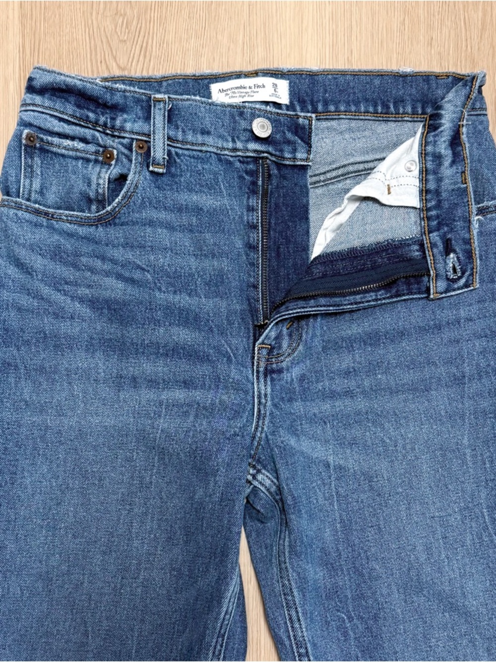 Abercrombie Fitch Medium Wash 70s Vintage Flare Ultra High Rise Jeans 28 6 Short - Picture 3 of 8